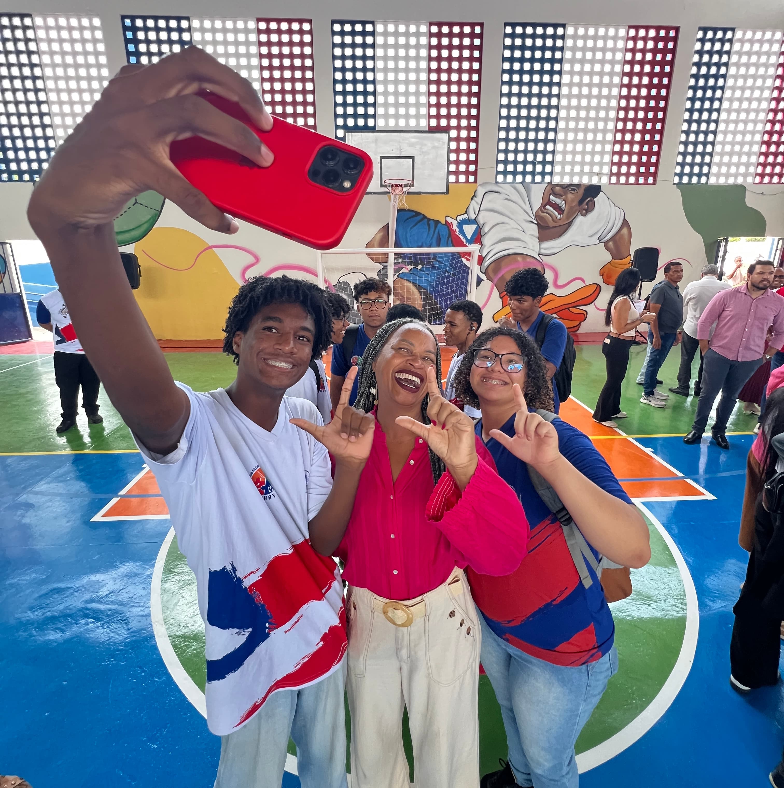 Olívia Santana tirando uma selfie com apoiadores!